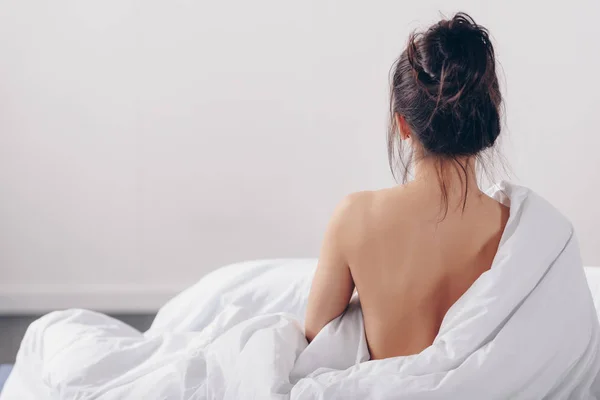 Mujer desnuda en la cama - foto de stock