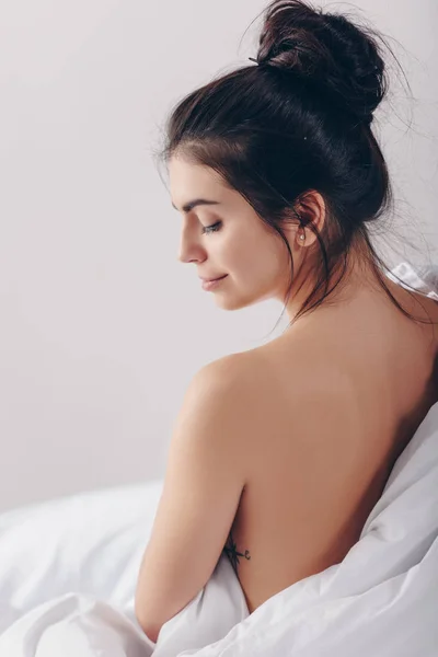 Donna con schiena nuda — Foto stock