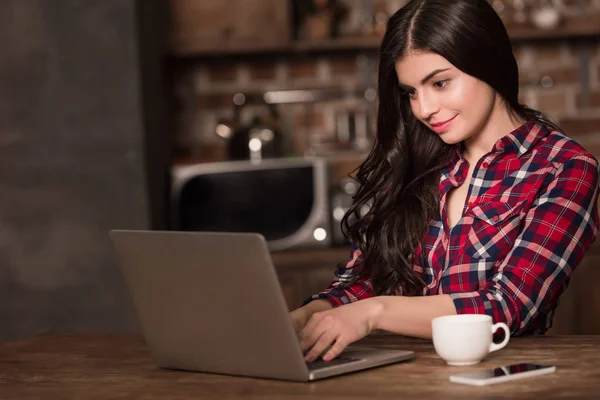 Chica con ordenador portátil, smartphone y café - foto de stock