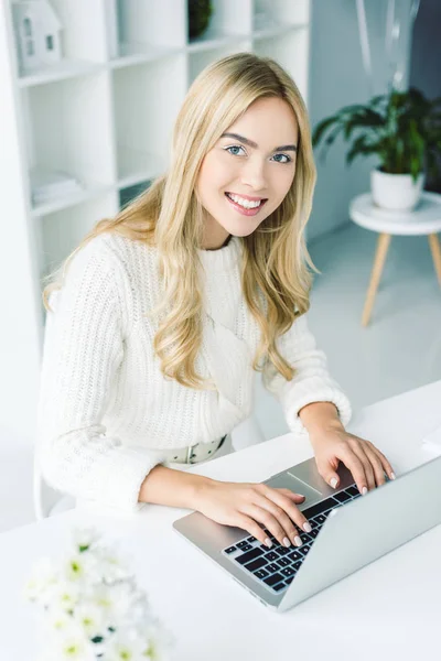 Donna d'affari sorridente con laptop — Foto stock