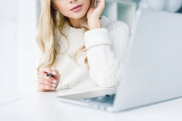 Femme d'affaires blonde avec ordinateur portable — Photo de stock