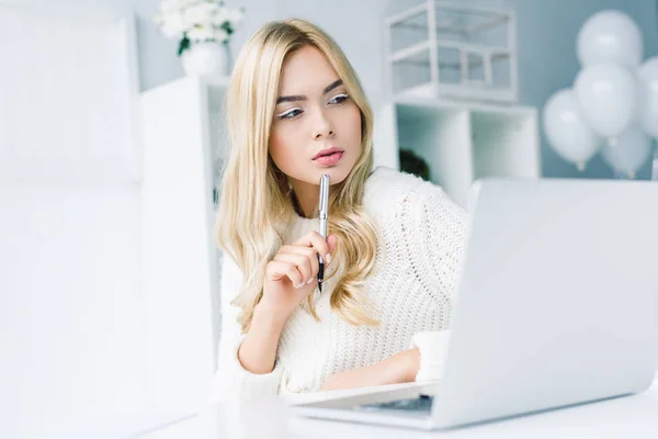 Nachdenkliche Geschäftsfrau arbeitet mit Laptop — Stockfoto