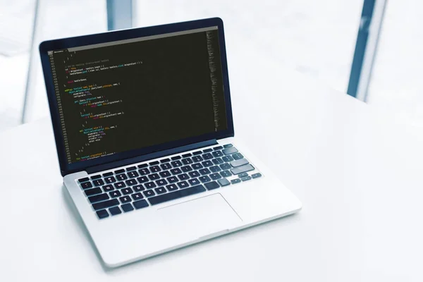 Laptop mit HTML-Code — Stockfoto