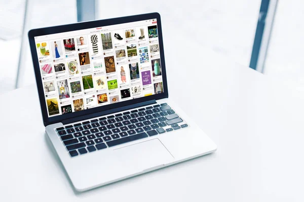 Laptop con sito web pinterest — Foto stock