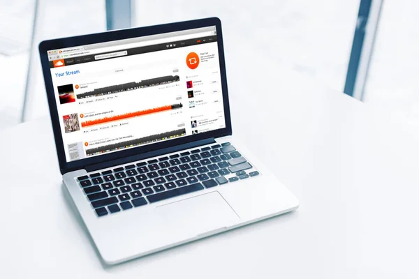 Ordinateur portable avec site web soundcloud — Photo de stock