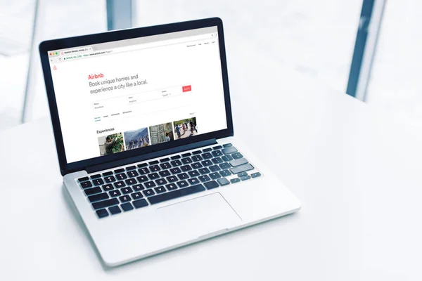 Laptop com site airbnb — Fotografia de Stock