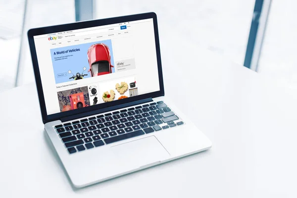 Laptop com site ebay — Fotografia de Stock
