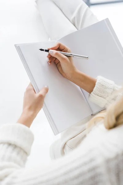 Empresária escrevendo em caderno — Fotografia de Stock