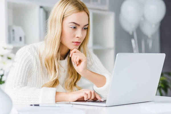 Femme d'affaires blonde travaillant avec un ordinateur portable — Photo de stock