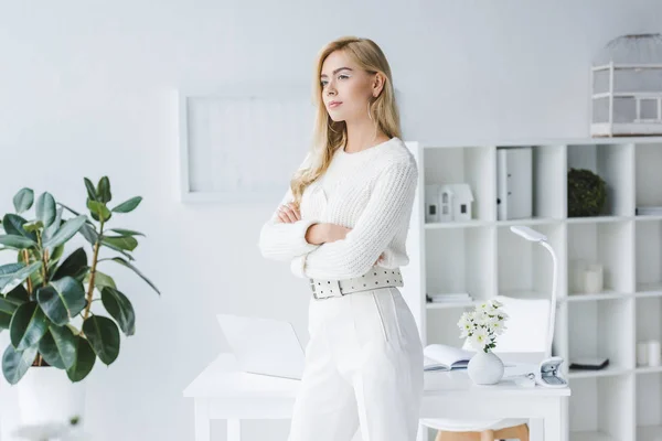 Schöne elegante Geschäftsfrau im hellen Büro — Stockfoto