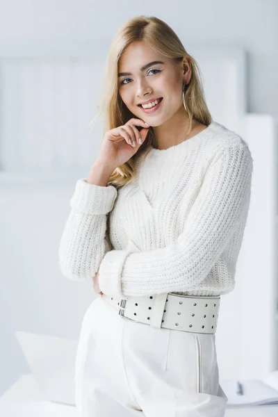 Jolie femme blonde en vêtements blancs — Photo de stock