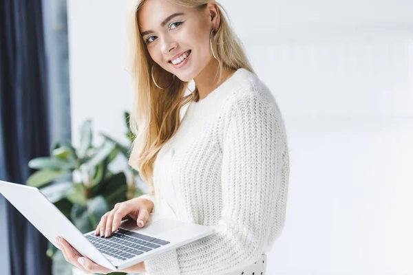 Mujer de negocios sonriente usando laptop - foto de stock