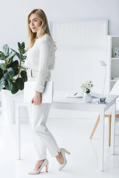 Schöne Geschäftsfrau im hellen Büro — Stockfoto