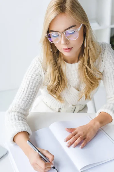 Stilvolle Geschäftsfrau erledigt Papierkram — Stockfoto