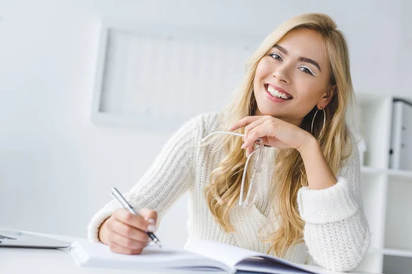 Businesswoman doing paperwork — Stock Photo