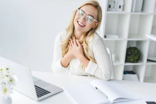 Mulher de negócios feliz com papelada e laptop — Fotografia de Stock