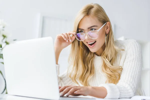 Mulher de negócios na moda animado com laptop — Fotografia de Stock