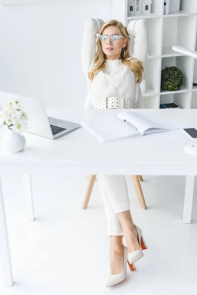 Stylische blonde Geschäftsfrau am Arbeitsplatz — Stockfoto