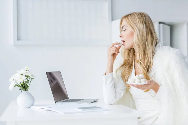 Blonde Geschäftsfrau im hellen Büro — Stockfoto