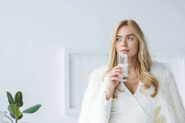 Frau trinkt Milch — Stockfoto