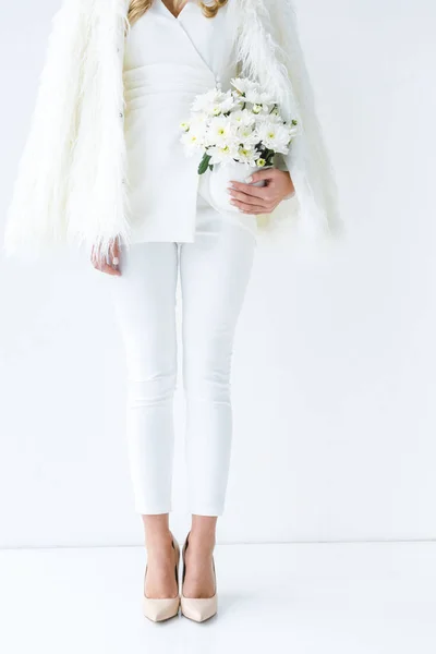 Mujer elegante con flores blancas - foto de stock