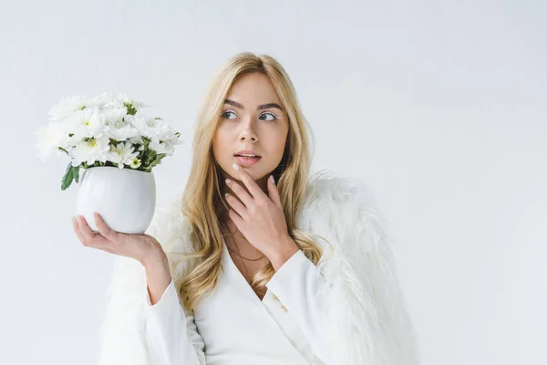 Donna con fiori bianchi — Foto stock