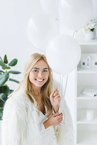 Mujer con globos blancos - foto de stock