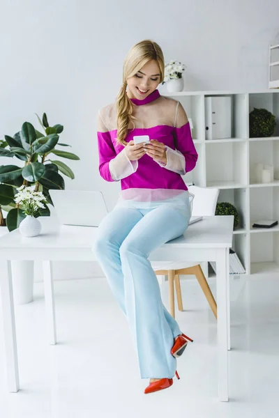 Businesswoman working with smartphone — Stock Photo