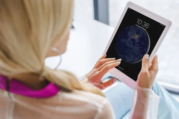 Woman using ipad — Stock Photo