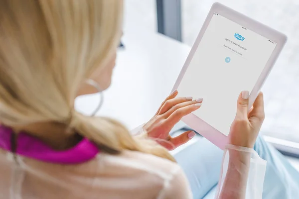 Femme utilisant une tablette avec skype — Photo de stock