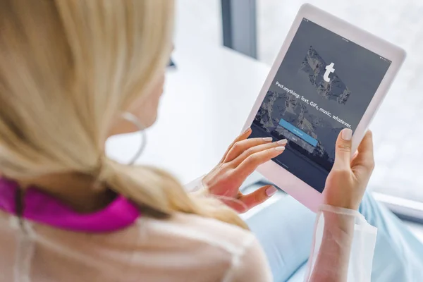 Woman using tablet with tumblr — Stock Photo