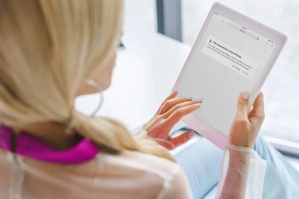 Woman with digital tablet — Stock Photo