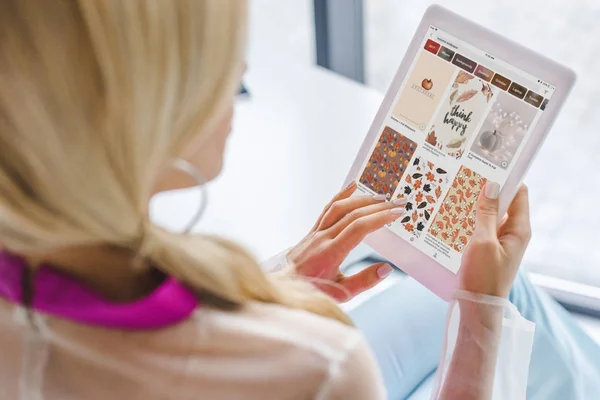 Woman using tablet — Stock Photo