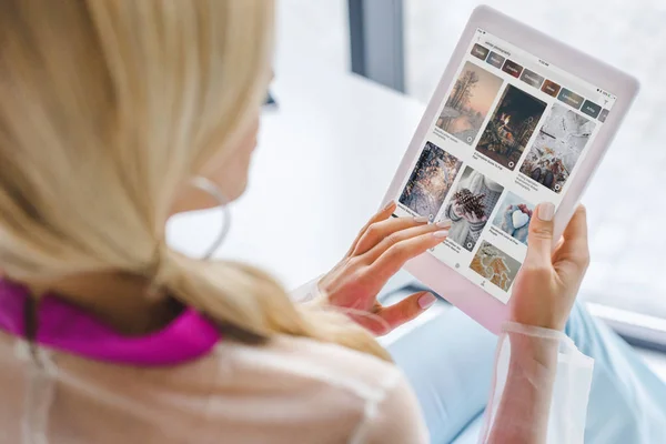 Woman using digital tablet — Stock Photo