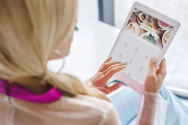 Mujer usando tableta con cuadrado - foto de stock