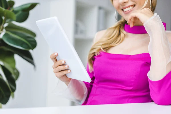 Mujer de negocios con tableta digital - foto de stock
