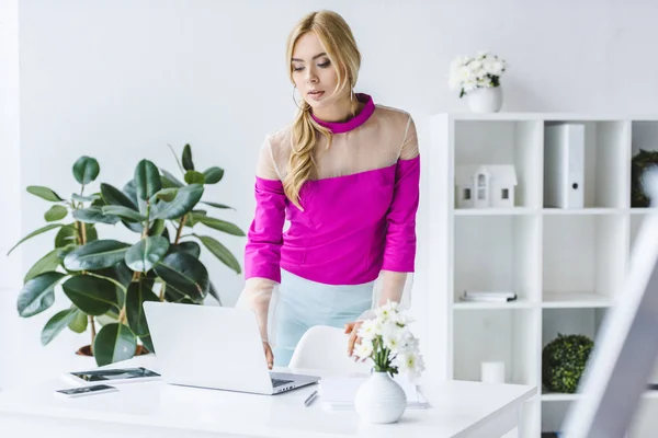 Femme d'affaires avec ordinateur portable sur le lieu de travail — Photo de stock