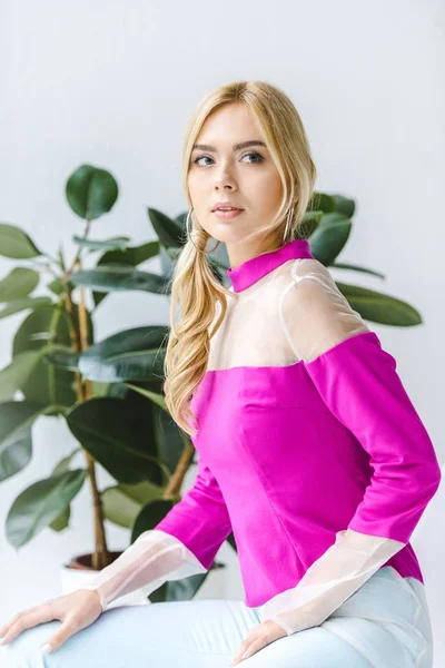 Stilvolle Frau in rosa Bluse — Stockfoto