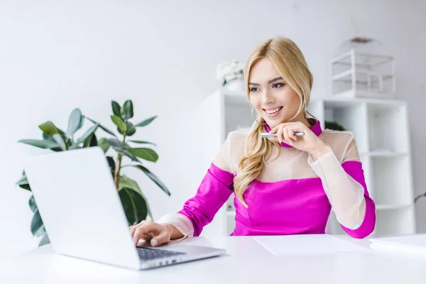 Счастливая деловая женщина работает с ноутбуком — стоковое фото