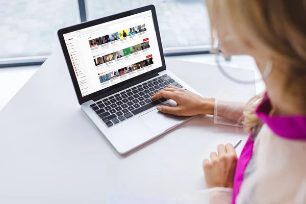 Woman using laptop with youtube — Stock Photo