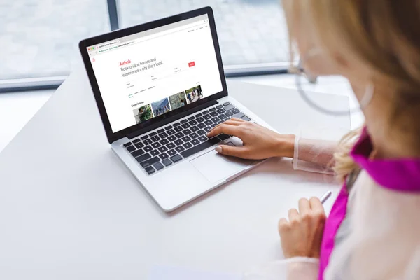 Mulher usando laptop com airbnb — Fotografia de Stock