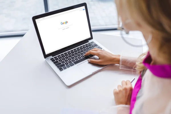 Mulher usando laptop com google — Fotografia de Stock