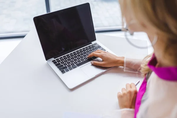 Woman using laptop — Stock Photo