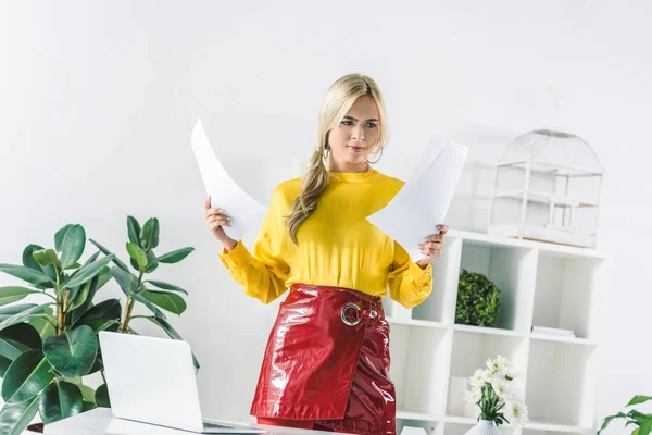 Businesswoman holding documents — Stock Photo