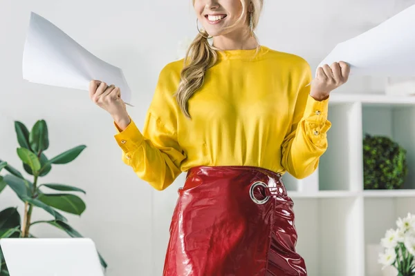 Mujer de negocios sonriente con documentos - foto de stock