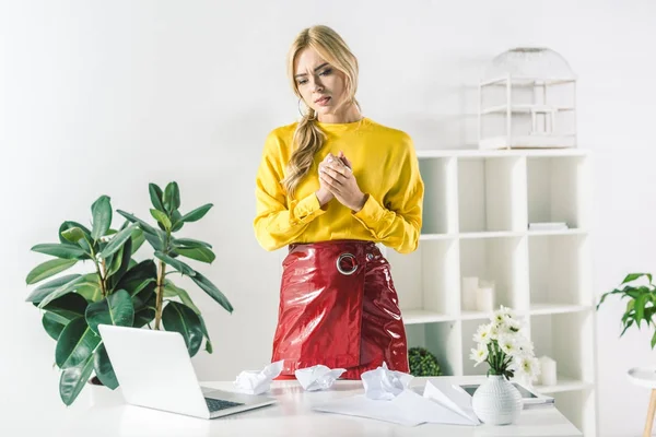 Geschäftsfrau arbeitet mit Dokumenten und Laptop — Stockfoto