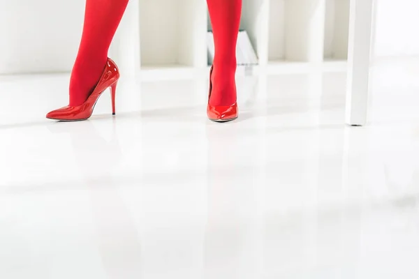 Mujer con estilo en tacones rojos - foto de stock