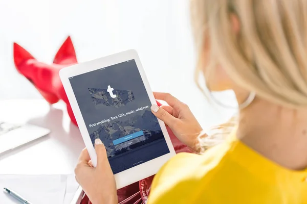 Frau benutzt Tablet mit Tumblr — Stockfoto