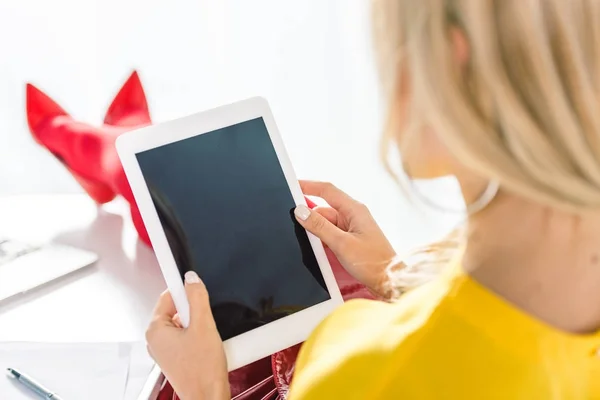 Tablette numérique avec écran blanc — Photo de stock