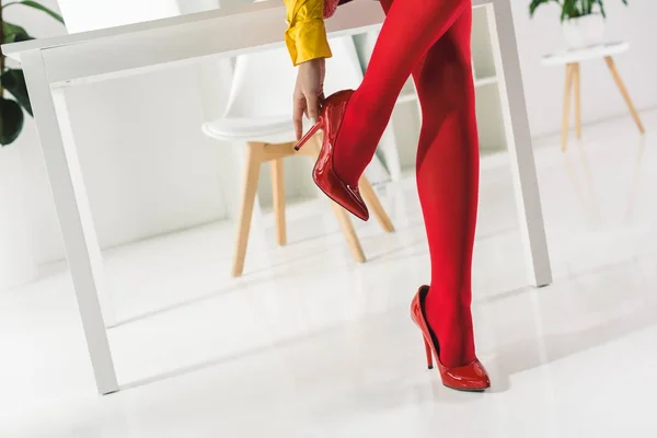 Donna in calzamaglia rossa e tacchi — Foto stock